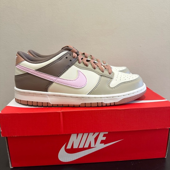 Sz 7Y/8.5 Women Nike Dunk Low GS Desert Khaki/Pink Foam Sneakers FB9109 201 - Picture 2 of 7